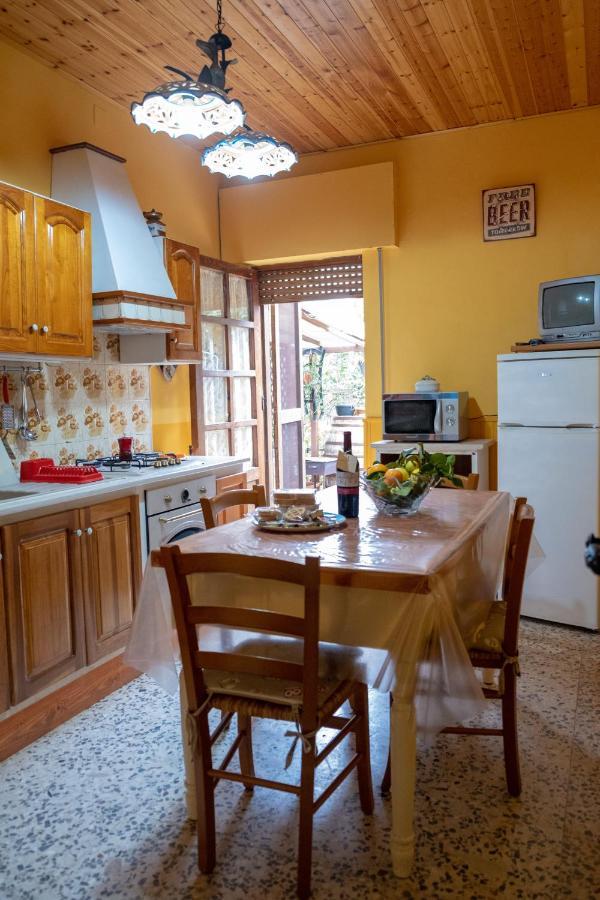 Il Fenicottero Guest House Кампофеличе ди Рокела Екстериор снимка